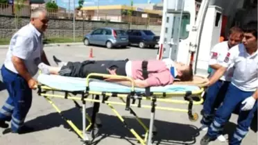 Kamyonet Şarampole Yuvarlandı