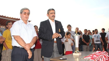 Şampiyonluk Kupası ile Mezarlığa Gittiler