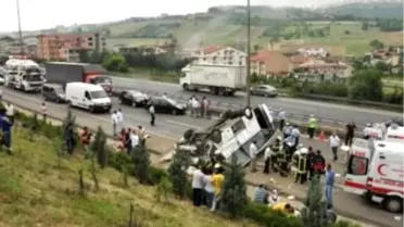 Tem Kocaeli Geçişinde Yolcu Minibüsü Takla Attı: 15 Yaralı (2)