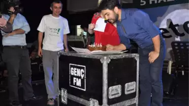Yusuf Güney'e Sahnede Sürpriz Doğum Günü