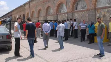 Trende Unutulan Şüpheli Çantadan Kıyafet Çıktı