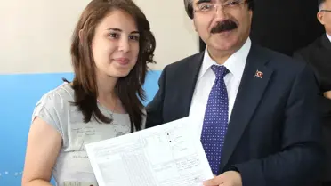 Başörtülü Okul Birincisini Kürsüye Çıkarmayan Müdüre Soruşturma