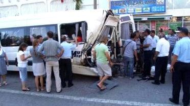 Freni Boşalan Kamyonet Minibüse Çarptı; 4 Yaralı