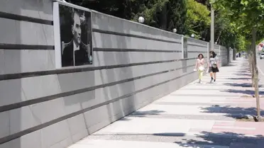 Manisa Belediyesi Kışla Duvarına Atatür Resimleri Astı