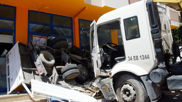 Hafriyat Yüklü Kamyon Önüne Aldığı Kamyonetle Markete Girdi, Onlarca Kişi Ölümden Döndü