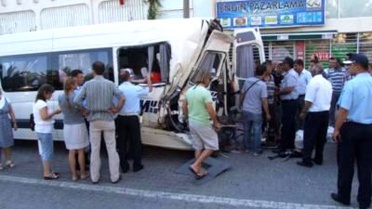Freni Patlayan Kamyonet Minibüse Çarptı: 2 Yaralı