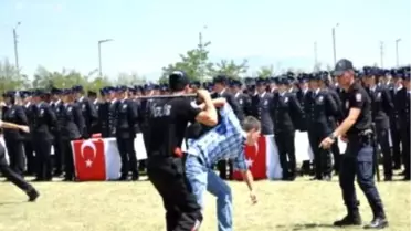 Mezuniyet Töreninde, Polisin Karşılaştığı Olaylar Canlandırıldı