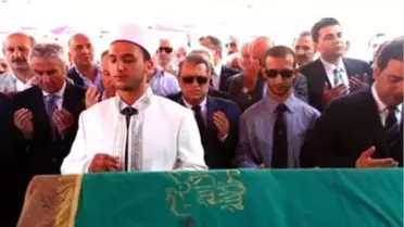 Mesut Yılmaz, Annesini Son Yolculuğuna Uğurladı