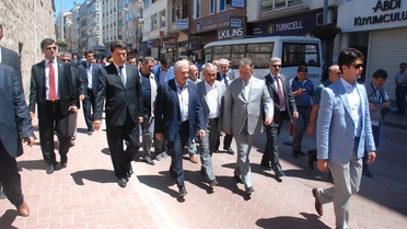 Bakan Yıldırım'a Parti Binasında Döviz Sürprizi