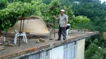 Rizeli Kayığı Çatıda Yaptı, Şimdi Nasıl İndireceğini Düşünüyor