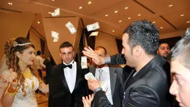 Aşiret Düğününde Dolarlar Havada Uçuştu