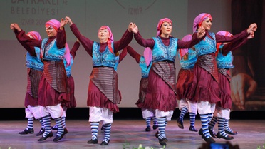 Bayraklı Halk Oyunlarıyla Coştu