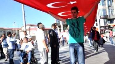 Dağlıca Saldırısını 250 Metrelik Türk Bayrağı ile Kınadılar