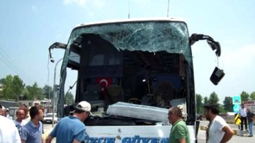 Yolcu Otobüsü Tır'a Çarptı: 13 Yaralı