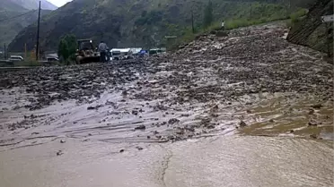 Yüksekova'da Heyelan Karayolunu Kapattı