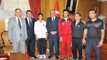 Mutluluklarını Valiyle Paylaştılar