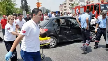 Kavşakta Otomobiller Çarpıştı: 9 Yaralı