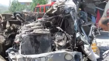 İş Makinesi Otomobille Çarpıştı: 1 Ölü, 2 Yaralı