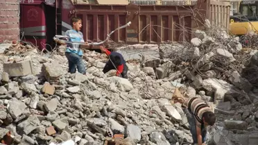 Çocuklar Tehlikeye Aldırmadan Demir Topladı