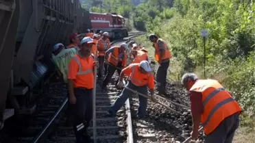 Kömür Taşıyan Yük Treni Raydan Çıktı