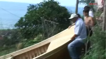 Rize'de Çatıda Kayık