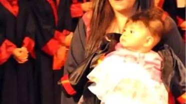 Diplomalarını Kucaklarındaki Bebekleriyle Aldılar