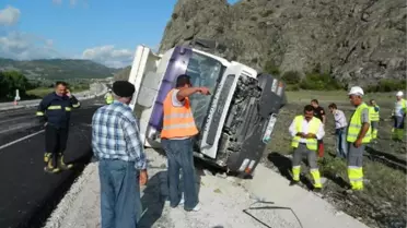 Lastiği Patlayan Kamyon Devrildi, Sürücü Öldü