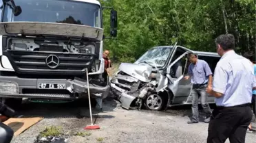 Nişan Alışverişine Giderken Kaza Yaptılar: 6 Yaralı