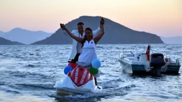 Gelinlik ve Damatlıkla Jet Ski Keyfi