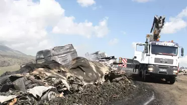 Tendürek Geçidi'nde Yolu Kesen Teröristler 11 Aracı Ateşe Verdi