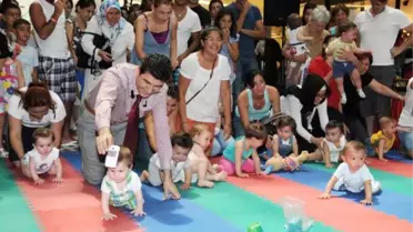 Anne ve Babalar Bebek Emekletmek İçin Yarıştı