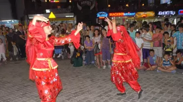 Azeri Raks Grubu Fethiye Sokaklarını Şenlendirdi