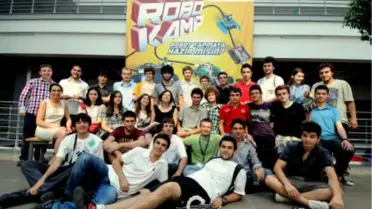 Hem Yarıştı, Hem Şov Yaptı