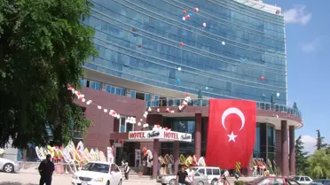 Protokol Otel Asansöründe Mahsur Kaldı