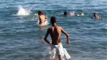 Çocuklar Göle Pet Şişelerle Giriyor