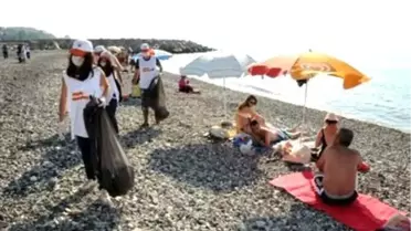 Öğrenciler Plajı Temizledi, Halk İzledi