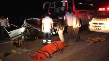 Yolcu Otobüsüyle Otomobil Çarpıştı