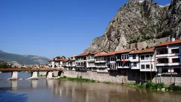 Yeşilırmak'ın Kıyısındaki Osmanlı Yalıları Göz Kamaştırıyor