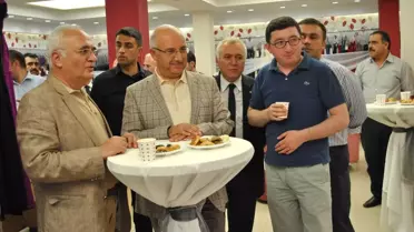 Ak Partili Elitaş, Katıldığı Açılışta Şarkı Söyledi