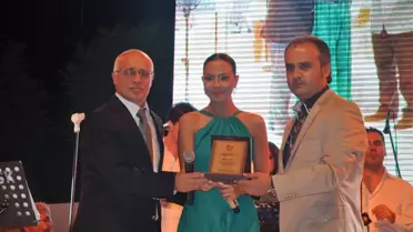 Ebru Gündeş'e Salıncak Hediye Ettiler