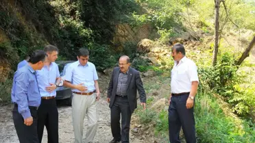 Başkan Gümrükçüoğlu, 4 Aydır Kapalı Olan Yomra'nın Taşdelen Köyü Yolunda İncelemelerde Bulundu