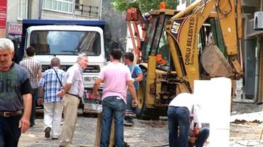 Kantarcı Sokakta Elektrik ve Telefon Telleri Yeraltına Alınıyor