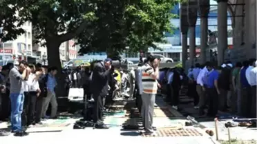 Ramazan Ayının İlk Cuma Namazında Camiler Doldu