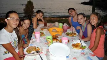 Plajda İftar Yapıp, Denize Girdiler