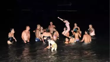 Plajda İftardan Sonra Deniz Keyfi