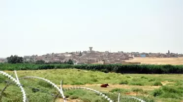 Suriye'nin Türkiye Sınırındaki Kamışlı'da Gergin Bekleyiş