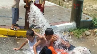 Çocuklar Yangın Vanasından Akıtılan Su ile Serinledi