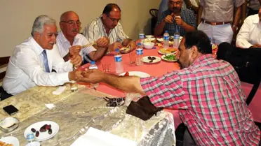 Protokol Masasını İşporta Tezgahına Çevirdi !