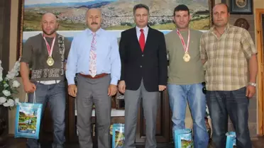 Bilek Güreşi Sporcularından Belediye Başkanı Polat'a Ziyaret