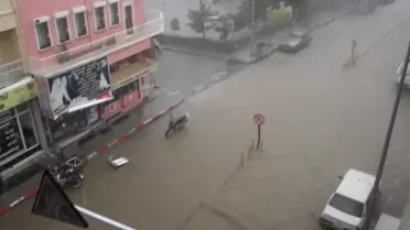 Sandıklı'daki Yağmur Sele Neden Oldu